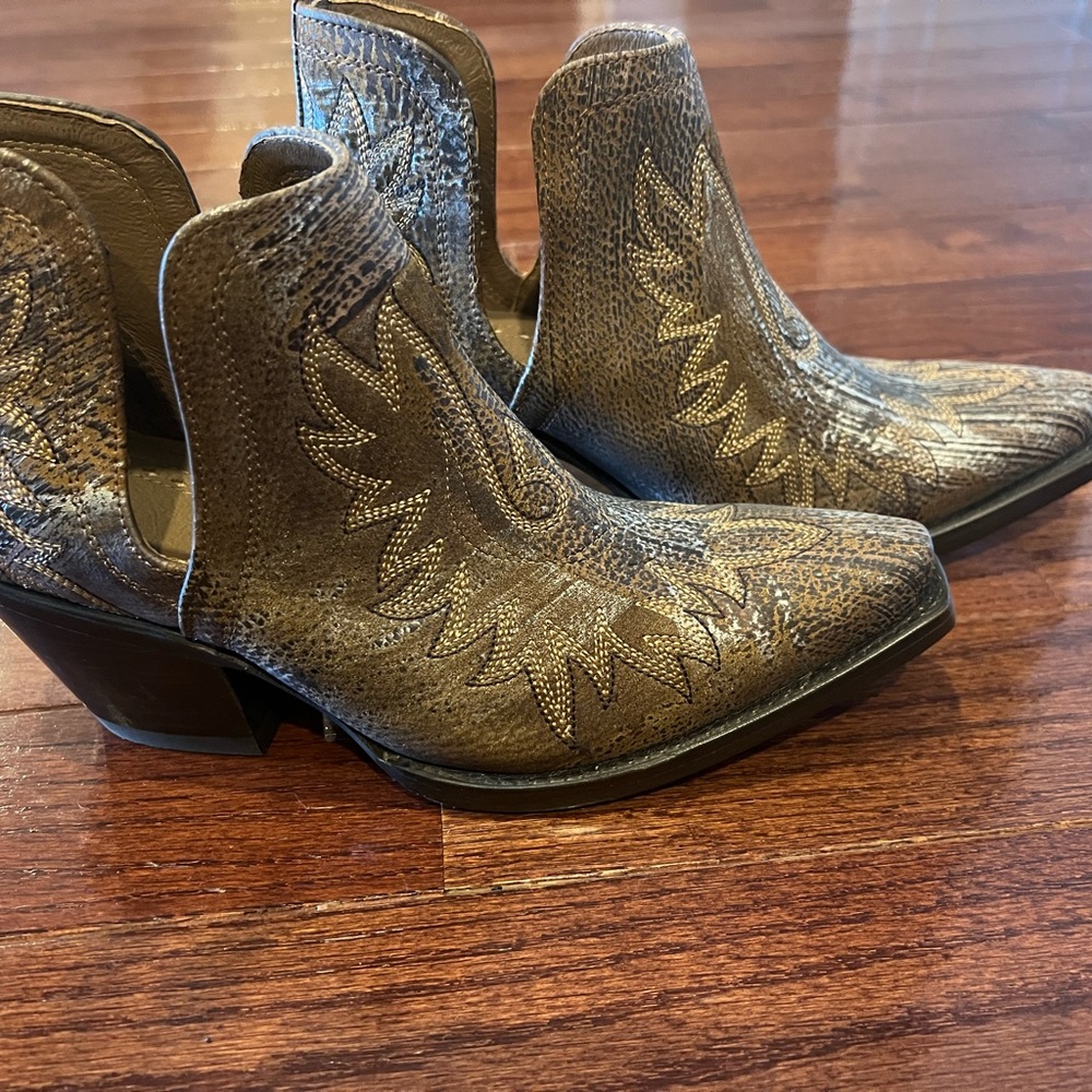 Ariat Women’s Dixon Western Ankle Boots